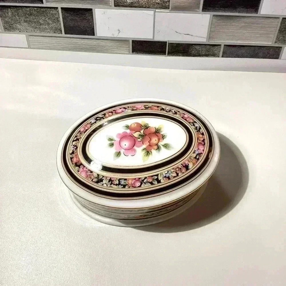 WEDGWOOD CLIO FLORAL PATTERN OVAL TRINKET BOX BONE CHINA MADE IN ENGLAND - Picture 2 of 6